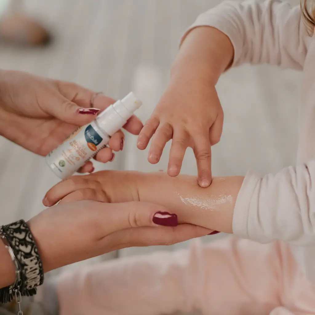huile-anti-pique-repulsif-anti-moustique-bio-bebe (1).webp